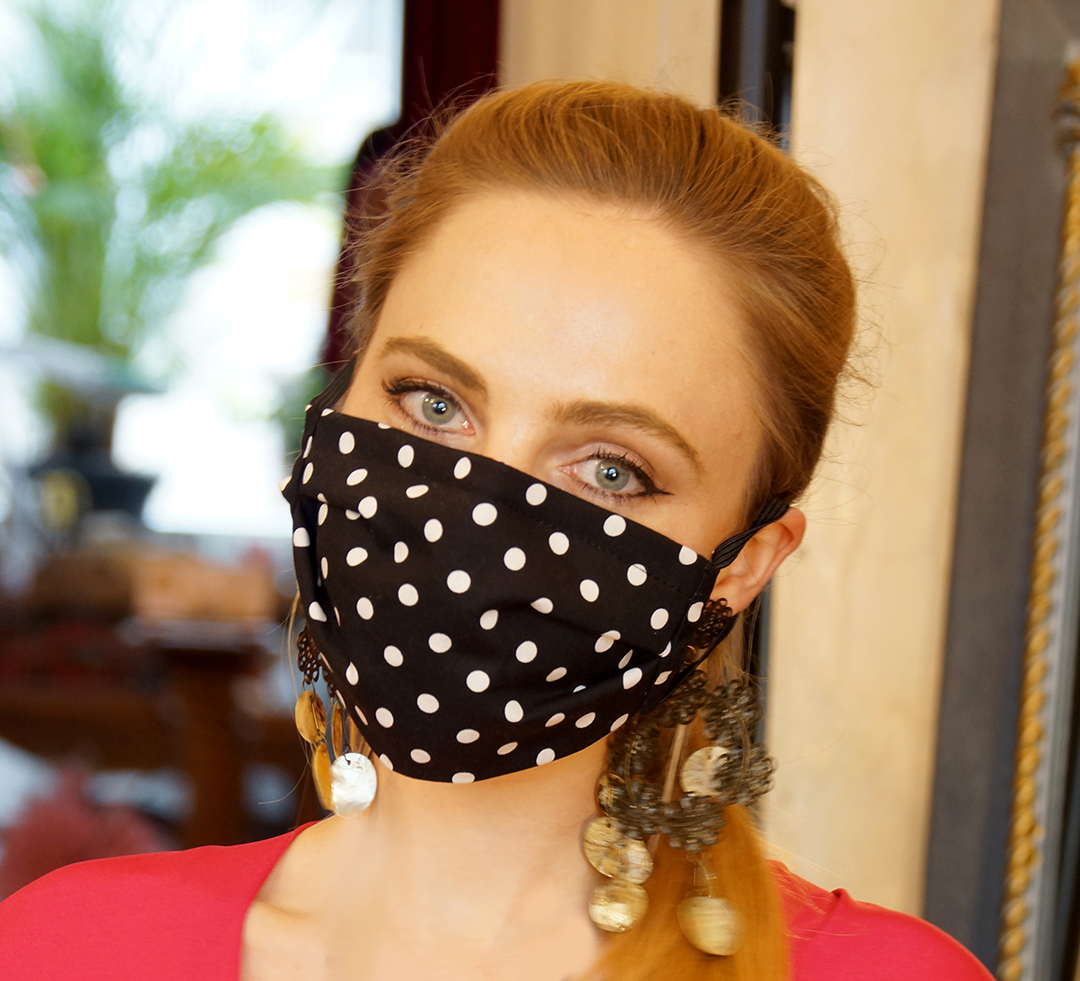 Alina Spiegel mit Designer Maske im Punkte-Muster