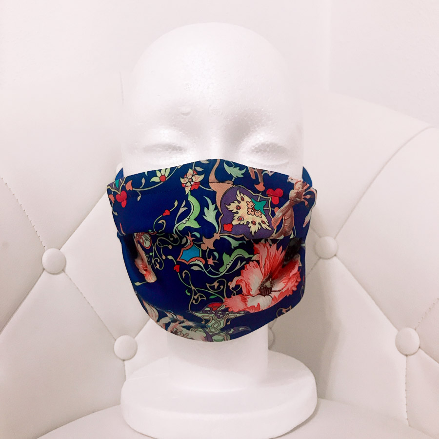 Designer Behelfsmaske – Bunte Blumen auf Royalblau – Damengröße